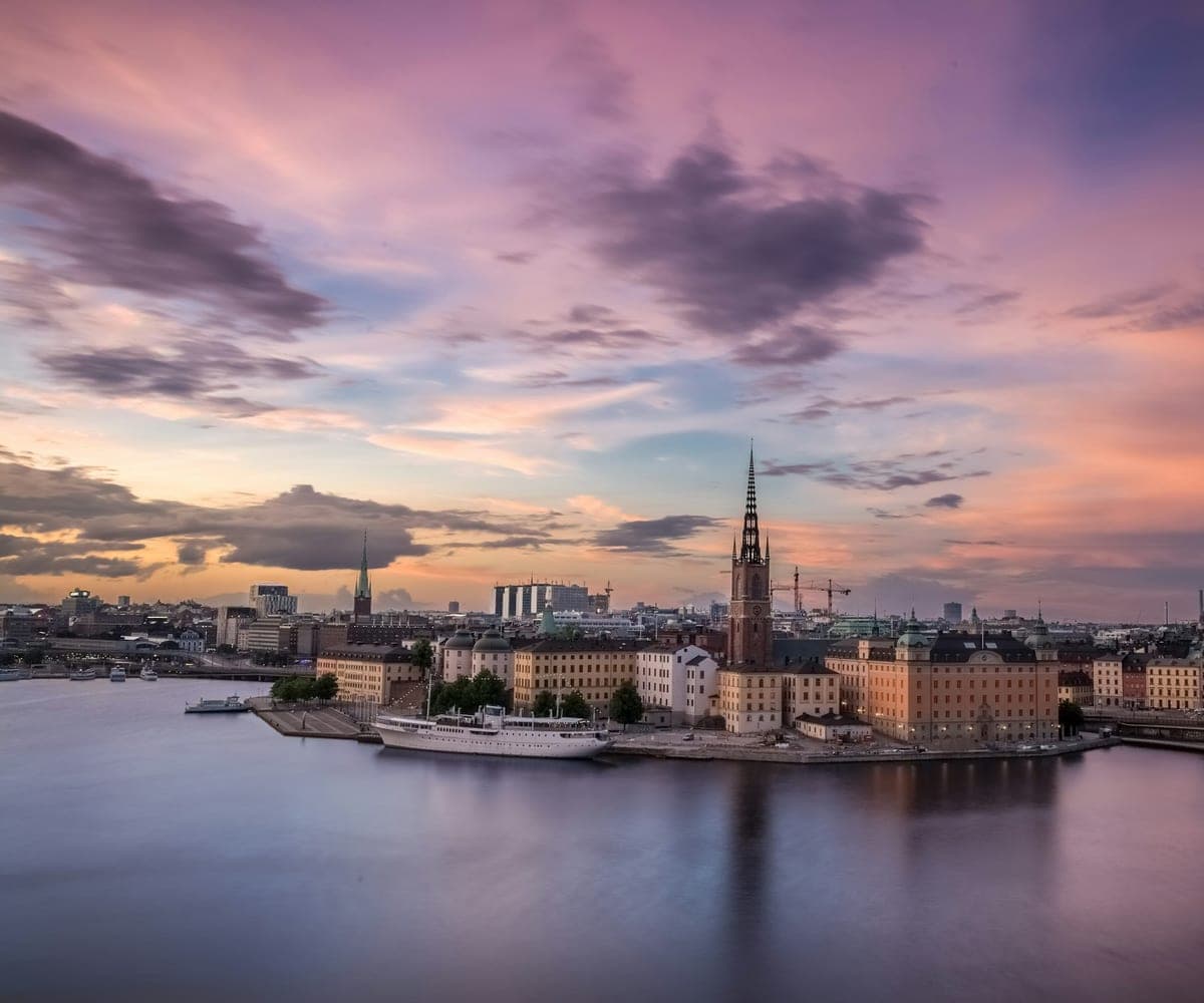 Stockholms silhuett med Riddarholmskyrkan i skymningen